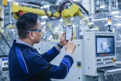 建立起研发、出产、运营、办事等的AI生态系统 