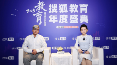 <b>并上台领取年度荣誉人：列位网友</b> 